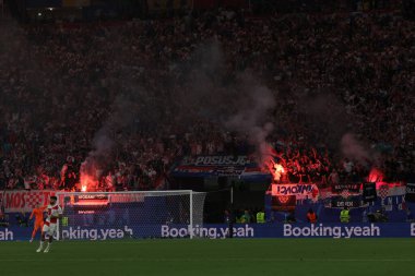 Leipzig, Almanya 24.06.2024: Hırvat taraftarlar UEFA EURO 2024 Matchday 3, Hırvatistan ile İtalya arasında Leipzig Stadyumu 'nda oynanan grup B futbol maçı sırasında duman bombası attılar.
