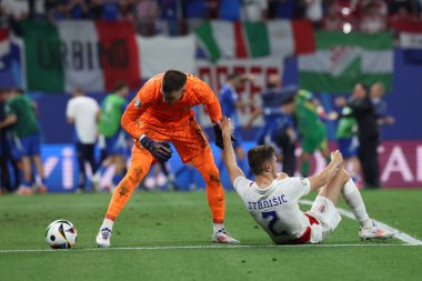 Leipzig, Almanya 24.06.2024: Hırvat futbolcular Hırvat Josip Stanisiç ve Hırvat Dominik Livakoviç 'i, UEFA EURO 2024 Matchday 3, Hırvatistan ile İtalya arasında Leipzig Stadyumu' nda oynanan B aşaması futbol maçında hayal kırıklığına uğrattı..