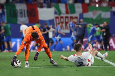 Leipzig, Almanya 24.06.2024: Hırvat futbolcular Hırvat Josip Stanisiç ve Hırvat Dominik Livakoviç 'i, UEFA EURO 2024 Matchday 3, Hırvatistan ile İtalya arasında Leipzig Stadyumu' nda oynanan B aşaması futbol maçında hayal kırıklığına uğrattı..