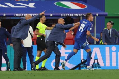 Leipzig, Almanya 24.06.2024: Luciano Spalletti teknik direktörü İtalya, Mateo Retegui UEFA 2024 Matchday 3, B aşaması Hırvatistan ile İtalya arasında Leipzig Stadyumu 'nda oynanan B aşaması futbol karşılaşmasında.