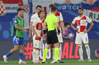 Leipzig, Almanya 24.06.2024: Hırvat Luca Modriç, UEFA EURO 2024 Matchday 3, Hırvatistan ile İtalya arasında Leipzig Stadyumu 'nda oynanan B aşaması futbol karşılaşması sonunda hakemle protesto etti.
