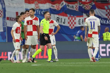 Leipzig, Almanya 24.06.2024: Hırvat Luca Modriç, UEFA EURO 2024 Matchday 3, Hırvatistan ile İtalya arasında Leipzig Stadyumu 'nda oynanan B aşaması futbol karşılaşması sonunda hakemle protesto etti.