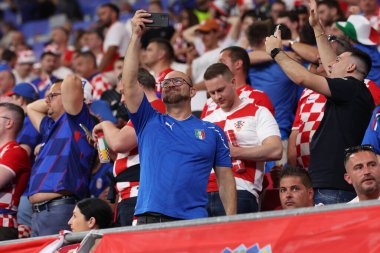 Leipzig, Almanya 24.06.2024: İtalya taraftarları, Leipzig Stadyumu 'nda Hırvatistan ile İtalya arasında oynanan 3..