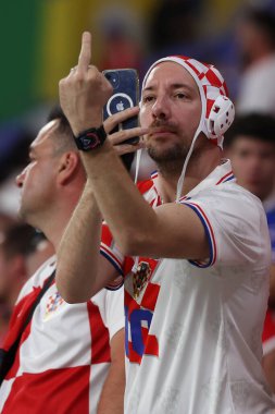 Leipzig, Almanya 24.06.2024: UEFA EURO 2024 maçının sonunda Hırvat taraftarlar, Hırvatistan ile İtalya arasında Leipzig Stadyumu 'nda oynanan B aşaması futbol karşılaşması..