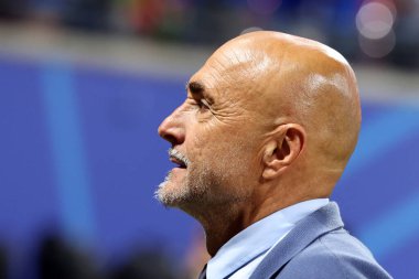Leipzig, Almanya 24.06.2024: Luciano Spalletti, Gigi Buffone ve Gravina İtalya taraftarlarını UEFA 2024 Matchday 3, Hırvatistan ile İtalya arasında Leipzig Stadyumu 'nda oynanan B aşaması futbol karşılaşması sonrasında karşıladı..