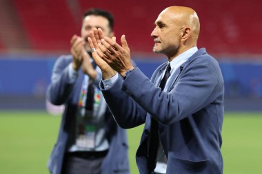 Leipzig, Almanya 24.06.2024: Luciano Spalletti, Gigi Buffone ve Gravina İtalya taraftarlarını UEFA 2024 Matchday 3, Hırvatistan ile İtalya arasında Leipzig Stadyumu 'nda oynanan B aşaması futbol karşılaşması sonrasında karşıladı..