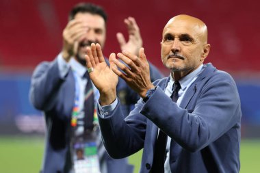 Leipzig, Almanya 24.06.2024: Luciano Spalletti, Gigi Buffone ve Gravina İtalya taraftarlarını UEFA 2024 Matchday 3, Hırvatistan ile İtalya arasında Leipzig Stadyumu 'nda oynanan B aşaması futbol karşılaşması sonrasında karşıladı..