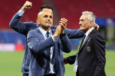 Leipzig, Almanya 24.06.2024: Luciano Spalletti, Gigi Buffone ve Gravina İtalya taraftarlarını UEFA 2024 Matchday 3, Hırvatistan ile İtalya arasında Leipzig Stadyumu 'nda oynanan B aşaması futbol karşılaşması sonrasında karşıladı..