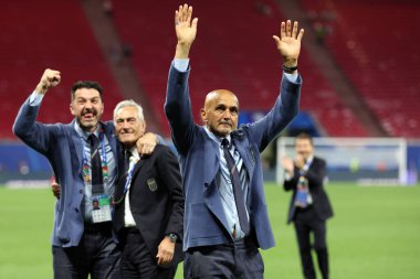 Leipzig, Almanya 24.06.2024: Luciano Spalletti, Gigi Buffone ve Gravina İtalya taraftarlarını UEFA 2024 Matchday 3, Hırvatistan ile İtalya arasında Leipzig Stadyumu 'nda oynanan B aşaması futbol karşılaşması sonrasında karşıladı..