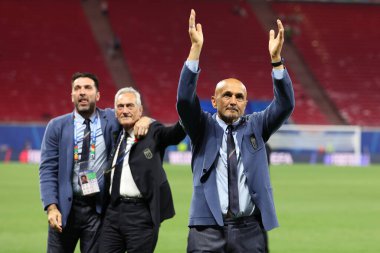 Leipzig, Almanya 24.06.2024: Luciano Spalletti, Gigi Buffone ve Gravina İtalya taraftarlarını UEFA 2024 Matchday 3, Hırvatistan ile İtalya arasında Leipzig Stadyumu 'nda oynanan B aşaması futbol karşılaşması sonrasında karşıladı..