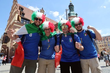 Leipzig, Almanya 24.06.2024: Leipzig meydanında Hırvatistan ile İtalya arasında Leipzig Stadyumu 'nda oynanan UEFA EURO 2024 grup B aşaması futbol maçını bekleyen İtalyan ve Hırvat taraftarlar.