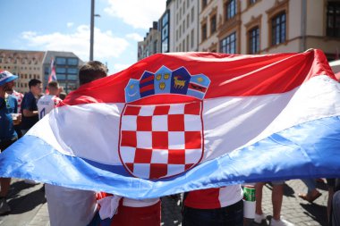 Leipzig, Almanya 24.06.2024: Leipzig meydanında Hırvatistan ile İtalya arasında Leipzig Stadyumu 'nda oynanan UEFA EURO 2024 grup B aşaması futbol maçını bekleyen İtalyan ve Hırvat taraftarlar.