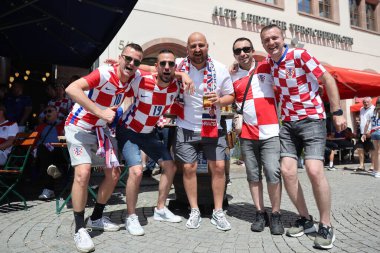 Leipzig, Almanya 24.06.2024: Leipzig meydanında Hırvatistan ile İtalya arasında Leipzig Stadyumu 'nda oynanan UEFA EURO 2024 grup B aşaması futbol maçını bekleyen İtalyan ve Hırvat taraftarlar.