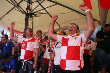 Leipzig, Almanya 24.06.2024: Leipzig meydanında Hırvatistan ile İtalya arasında Leipzig Stadyumu 'nda oynanan UEFA EURO 2024 grup B aşaması futbol maçını bekleyen İtalyan ve Hırvat taraftarlar.