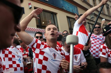 Leipzig, Almanya 24.06.2024: Leipzig meydanında Hırvatistan ile İtalya arasında Leipzig Stadyumu 'nda oynanan UEFA EURO 2024 grup B aşaması futbol maçını bekleyen İtalyan ve Hırvat taraftarlar.