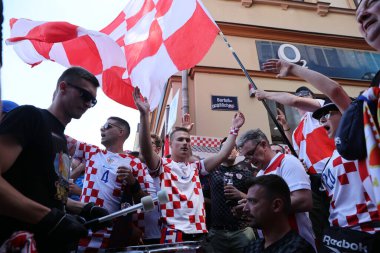 Leipzig, Almanya 24.06.2024: Leipzig meydanında Hırvatistan ile İtalya arasında Leipzig Stadyumu 'nda oynanan UEFA EURO 2024 grup B aşaması futbol maçını bekleyen İtalyan ve Hırvat taraftarlar.