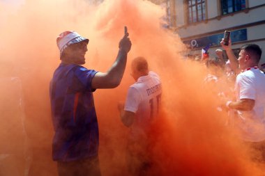 Leipzig, Almanya 24.06.2024: Leipzig meydanında Hırvatistan ile İtalya arasında Leipzig Stadyumu 'nda oynanan UEFA EURO 2024 grup B aşaması futbol maçını bekleyen İtalyan ve Hırvat taraftarlar.