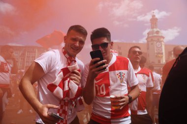 Leipzig, Almanya 24.06.2024: Leipzig meydanında Hırvatistan ile İtalya arasında Leipzig Stadyumu 'nda oynanan UEFA EURO 2024 grup B aşaması futbol maçını bekleyen İtalyan ve Hırvat taraftarlar.