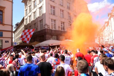 Leipzig, Almanya 24.06.2024: Leipzig meydanında Hırvatistan ile İtalya arasında Leipzig Stadyumu 'nda oynanan UEFA EURO 2024 grup B aşaması futbol maçını bekleyen İtalyan ve Hırvat taraftarlar.