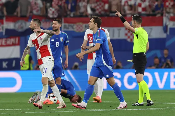 Leipzig, Almanya 24.06.2024: UEFA EURO 2024 Matchday 3 'te Hırvat Marcelo Brozoviç için sarı kart, Hırvatistan ile İtalya arasında Leipzig Stadyumu' nda oynanan B aşaması futbol maçı.