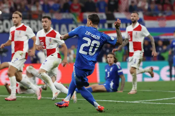 Leipzig, Almanya 24.06.2024: İtalyan Mattia Zaccagni 1-1 gol attı ve UEFA EURO 2024 Matchday 3, Hırvatistan ile İtalya arasında Leipzig Stadyumu 'nda oynanan B aşaması futbol maçını kutluyor.