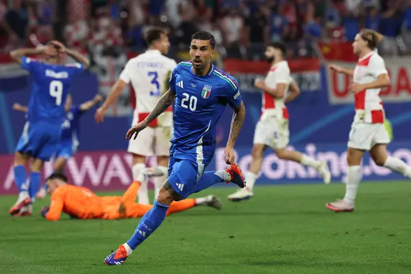 Leipzig, Almanya 24.06.2024: İtalyan Mattia Zaccagni 1-1 gol attı ve UEFA EURO 2024 Matchday 3, Hırvatistan ile İtalya arasında Leipzig Stadyumu 'nda oynanan B aşaması futbol maçını kutluyor.