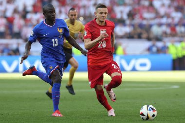 Dortmund, Almanya 25.06.2024: Fransız N 'Golo Kant, Polonyalı Sebastian Szymaski UEFA EURO 2024 Matchday 3, Fransa ile Polonya arasındaki D aşaması futbol maçı BVB Stadion Dortmund