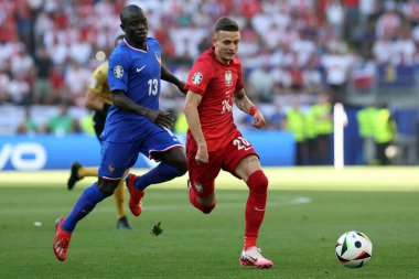 Dortmund, Almanya 25.06.2024: Fransız N 'Golo Kant, Polonyalı Sebastian Szymaski UEFA EURO 2024 Matchday 3, Fransa ile Polonya arasındaki D aşaması futbol maçı BVB Stadion Dortmund