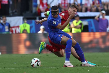 Dortmund, Almanya 25.06.2024: Fransa 'dan Kylian Mbappe, Polonya' dan Pawe Dawidowicz UEFA 2024 Matchday 3, Fransa ile Polonya arasındaki D aşaması futbol maçı BVB Stadion Dortmund.