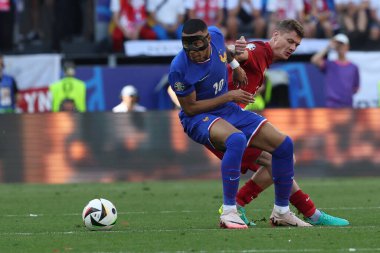 Dortmund, Almanya 25.06.2024: Fransa 'dan Kylian Mbappe, Polonya' dan Pawe Dawidowicz UEFA 2024 Matchday 3, Fransa ile Polonya arasındaki D aşaması futbol maçı BVB Stadion Dortmund.