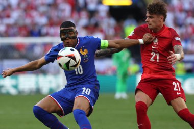 Dortmund, Almanya 25.06.2024: Fransız Kylian Mbappe, Polonyalı Nicola Zalewski UEFA EURO 2024 Matchday 3, Fransa ile Polonya arasındaki D aşaması futbol maçı BVB Stadion Dortmund.