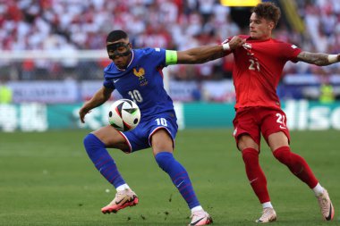 Dortmund, Almanya 25.06.2024: Fransız Kylian Mbappe, Polonyalı Nicola Zalewski UEFA EURO 2024 Matchday 3, Fransa ile Polonya arasındaki D aşaması futbol maçı BVB Stadion Dortmund.