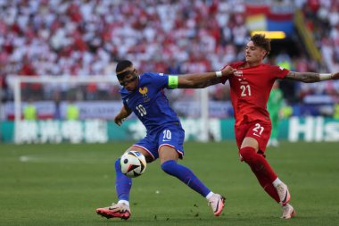 Dortmund, Almanya 25.06.2024: Fransız Kylian Mbappe, Polonyalı Nicola Zalewski UEFA EURO 2024 Matchday 3, Fransa ile Polonya arasındaki D aşaması futbol maçı BVB Stadion Dortmund.