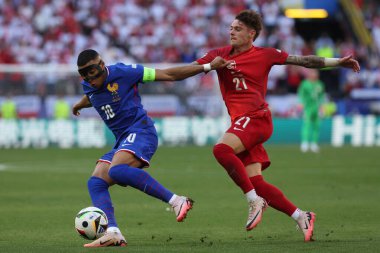 Dortmund, Almanya 25.06.2024: Fransız Kylian Mbappe, Polonyalı Nicola Zalewski UEFA EURO 2024 Matchday 3, Fransa ile Polonya arasındaki D aşaması futbol maçı BVB Stadion Dortmund.