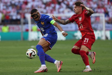 Dortmund, Almanya 25.06.2024: Fransız Kylian Mbappe, Polonyalı Nicola Zalewski UEFA EURO 2024 Matchday 3, Fransa ile Polonya arasındaki D aşaması futbol maçı BVB Stadion Dortmund.