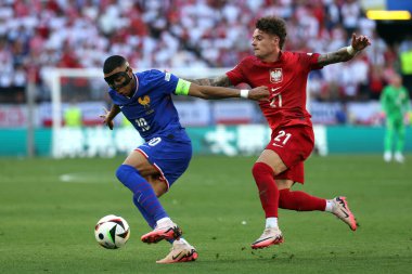 Dortmund, Almanya 25.06.2024: Fransız Kylian Mbappe, Polonyalı Nicola Zalewski UEFA EURO 2024 Matchday 3, Fransa ile Polonya arasındaki D aşaması futbol maçı BVB Stadion Dortmund.