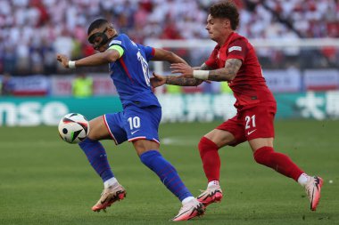 Dortmund, Almanya 25.06.2024: Fransız Kylian Mbappe, Polonyalı Nicola Zalewski UEFA EURO 2024 Matchday 3, Fransa ile Polonya arasındaki D aşaması futbol maçı BVB Stadion Dortmund.
