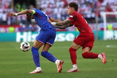 Dortmund, Almanya 25.06.2024: Fransız Kylian Mbappe, Polonyalı Nicola Zalewski UEFA EURO 2024 Matchday 3, Fransa ile Polonya arasındaki D aşaması futbol maçı BVB Stadion Dortmund.