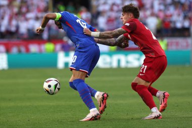 Dortmund, Almanya 25.06.2024: Fransız Kylian Mbappe, Polonyalı Nicola Zalewski UEFA EURO 2024 Matchday 3, Fransa ile Polonya arasındaki D aşaması futbol maçı BVB Stadion Dortmund.