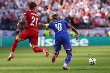 Dortmund, Almanya 25.06.2024: Fransız Kylian Mbappe, Polonyalı Nicola Zalewski UEFA EURO 2024 Matchday 3, Fransa ile Polonya arasındaki D aşaması futbol maçı BVB Stadion Dortmund