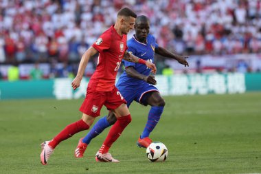 Dortmund, Almanya 25.06.2024: Polonyalı Sebastian Szymaski, UEFA EURO 2024 Maçı sırasında Fransız N 'Golo Kant, Fransa ile Polonya arasındaki D aşaması futbol maçı BVB Stadion Dortmund