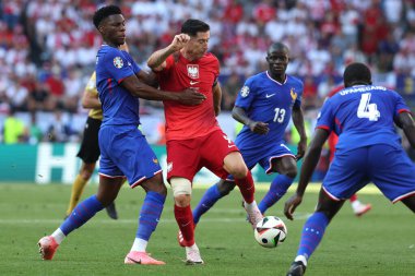 Dortmund, Almanya 25.06.2024: Fransız Aurlien Tchouameni, Polonyalı Robert Lewandowski UEFA EURO 2024 Matchday 3, Fransa ile Polonya arasındaki D aşaması futbol maçı BVB Stadion Dortmund