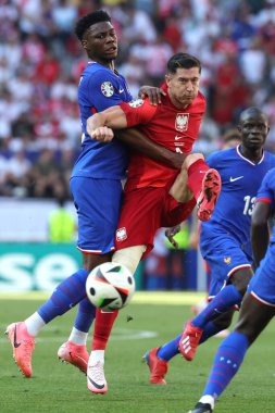 Dortmund, Almanya 25.06.2024: Fransız Aurlien Tchouameni, Polonyalı Robert Lewandowski UEFA EURO 2024 Matchday 3, Fransa ile Polonya arasındaki D aşaması futbol maçı BVB Stadion Dortmund