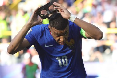 Dortmund, Almanya 25.06.2024: Fransız Kylian Mbappe gol cezası 1-0 ve UEFA EURO 2024 Matchday 3, Fransa ile Polonya arasındaki D aşaması futbol maçı sırasında BVB Stadion Dortmund 'da kutluyor