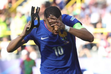 Dortmund, Almanya 25.06.2024: Fransız Kylian Mbappe gol cezası 1-0 ve UEFA EURO 2024 Matchday 3, Fransa ile Polonya arasındaki D aşaması futbol maçı sırasında BVB Stadion Dortmund 'da kutluyor