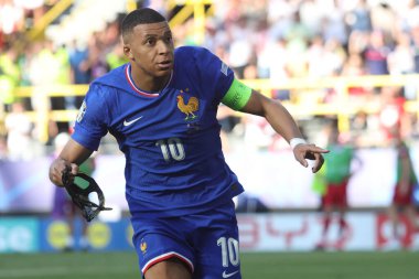 Dortmund, Almanya 25.06.2024: Fransız Kylian Mbappe gol cezası 1-0 ve UEFA EURO 2024 Matchday 3, Fransa ile Polonya arasındaki D aşaması futbol maçı sırasında BVB Stadion Dortmund 'da kutluyor