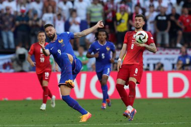 Dortmund, Almanya 25.06.2024: Fransa 'dan Olivier Giroud, Polonya' dan Jakub Moder UEFA EURO 2024 Matchday 3, Fransa ile Polonya arasındaki D aşaması futbol maçı BVB Stadion Dortmund 'da.