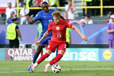 Dortmund, Almanya 25.06.2024: Fransız Randal Kolo Muani, Polonyalı Micha Skra UEFA EURO 2024 Matchday 3, Fransa ile Polonya arasındaki D aşaması futbol maçı BVB Stadion Dortmund