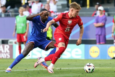 Dortmund, Almanya 25.06.2024: Fransız Randal Kolo Muani, Polonyalı Micha Skra UEFA EURO 2024 Matchday 3, Fransa ile Polonya arasındaki D aşaması futbol maçı BVB Stadion Dortmund
