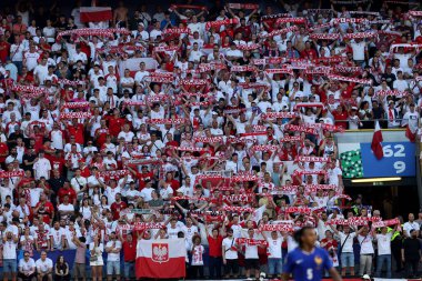Dortmund, Almanya 25.06.2024: Polonya taraftarları UEFA EURO 2024 Maçı sırasında kürsüde, Fransa ile Polonya arasında BVB Stadion Dortmund 'da oynanan D aşaması futbol karşılaşması.